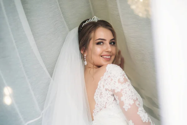 Retrato de la novia en el parque. Vestido de novia. Día soleado . —  Fotos de Stock