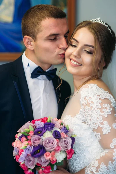 Schönes Paar spaziert am Hochzeitstag im Park — Stockfoto