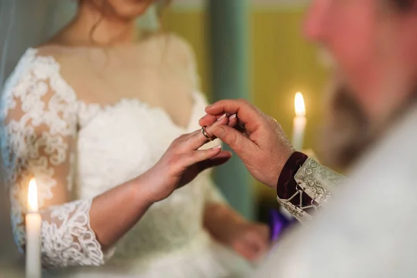 Belo casal andando no parque em seu dia do casamento — Fotografia de Stock