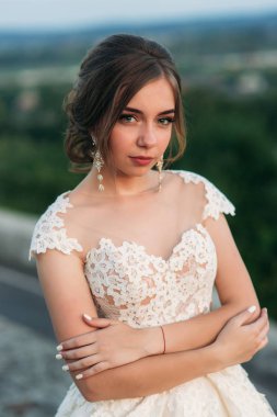 Genç kız gelinlik batımında şehir arka plan üzerinde. Yaz