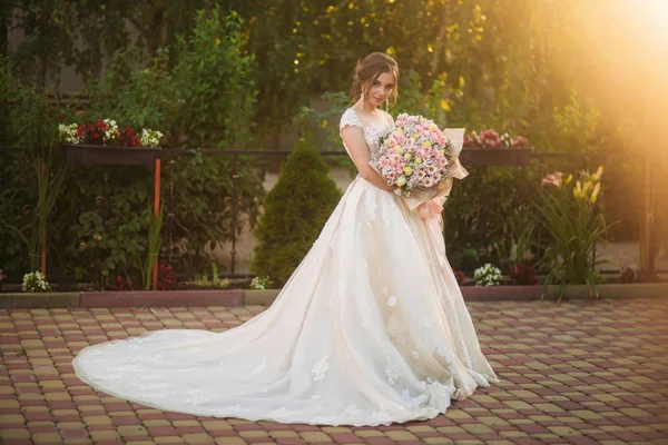 Genç kız gelinlik fotoğrafçısına poz Park. Güneşli havalarda, yaz.