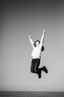 Sonbahar kat fotoğrafçısına poz, küçük kız. Altın sonbahar.