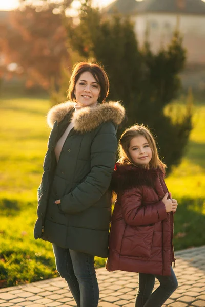 Bambina con mamma che passeggia nel parco in autunno — Foto Stock