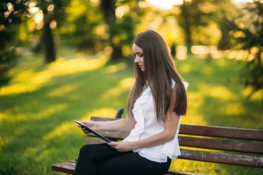 İş kadını bir tablet parkta bir mola sırasında kullanır