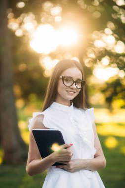 İş kadını bir tablet parkta bir mola sırasında kullanır