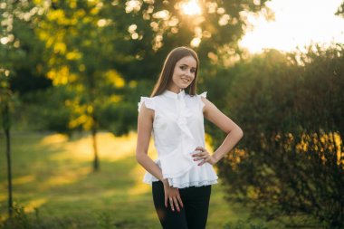 İş kadını bir tablet parkta bir mola sırasında kullanır