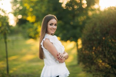 İş kadını bir tablet parkta bir mola sırasında kullanır