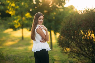 İş kadını bir tablet parkta bir mola sırasında kullanır