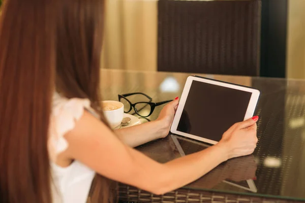 Mooi meisje gebruik een laptop tijdens een pauze op het werk. Zomer — Stockfoto