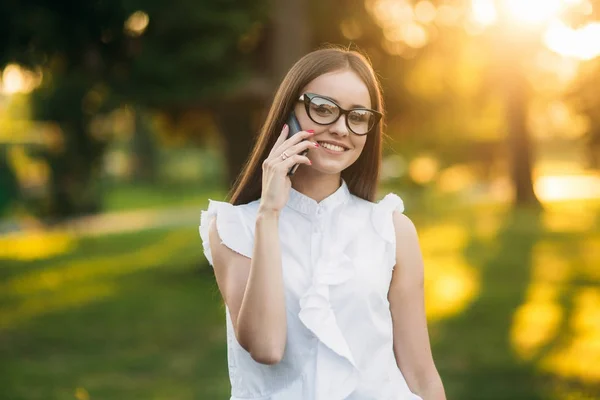 Zakelijke dame maakt gebruik van een tablet in het park tijdens een pauze — Stockfoto