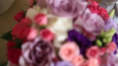 Cesur damat düğün elbisesi Giydir. Elinde bir buket tutar. Düğün günü.