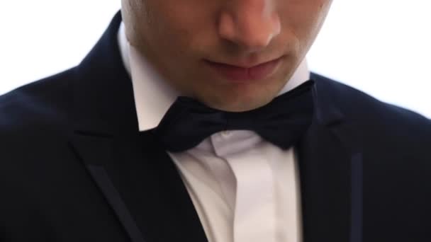 The courageous groom dresses his wedding suit. He holds a bouquet in his hands. Wedding day. — Stock Video