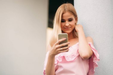 Modelleri şehir etrafında yürüyüş ve Gadget'ları kullanın. Güneşli bir gün. Yaz.