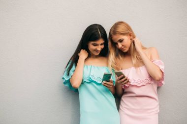 Modelleri şehir etrafında yürüyüş ve Gadget'ları kullanın. Güneşli bir gün. Yaz.