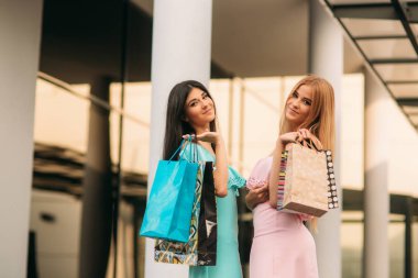 Güzel kızlar alışverişe gideriz. Güneşli bir gün. Yaz.