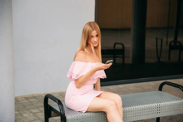 Modelos caminar por la ciudad y utilizar Gadgets. Día soleado. Verano . — Foto de Stock