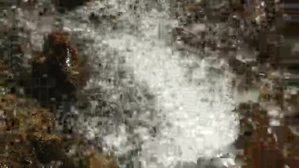 Acqua del fiume di montagna che scorre sulle pietre. Foresta. Spruzzi . — Video Stock