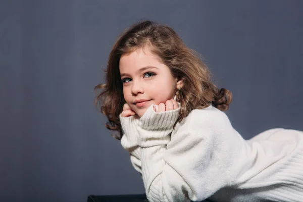 가벼운 스웨터 및 얇은 명주 그물 치마에 갈색 머리를 가진 작은 아름 다운 소녀. 스튜디오입니다. 공주는 사진 작가 대 한 포즈. — 스톡 사진
