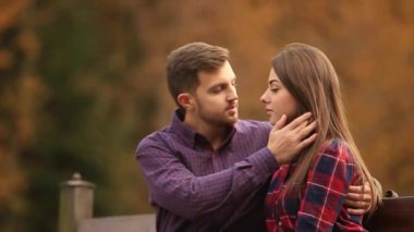 Sevgi dolu bir çift sonbaharda parkta yürüyor. Bir aşk hikayesi güneşli bir sonbahar.