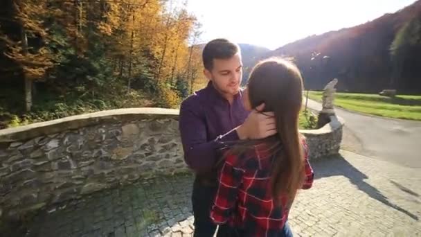 A loving couple walks in the autumn in the park. A love story on a sunny autumn day. — Stock Video