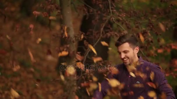 Una pareja amorosa camina en el otoño en el parque. Una historia de amor en un día soleado de otoño. lago y bringe  . — Vídeos de Stock