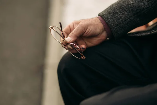 Nonno e suo nipote passano del tempo insieme nel parco. Sono seduti sulla panchina. Passeggiare nel parco e gioire — Foto Stock