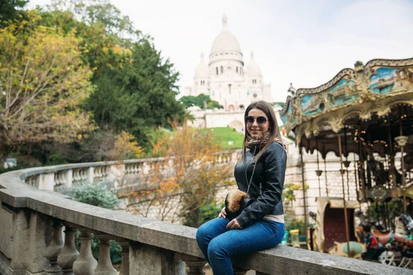 Красивая девушка гуляет в Париже рядом с базиликой — стоковое фото
