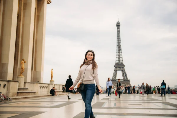 Belle fille posant au photographe sur fond de Tour Eiffel. Photosession d'automne. Météo ensoleillée. Beau sourire et maquillage — Photo