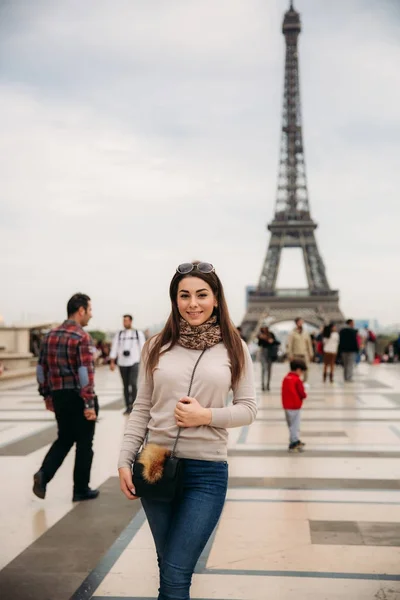 Красива сексуальна вагітна дівчина фотограф на тлі Ейфелевої вежі. Осіння фотосесія. Сонячна погода. Красива посмішка і макіяж — стокове фото