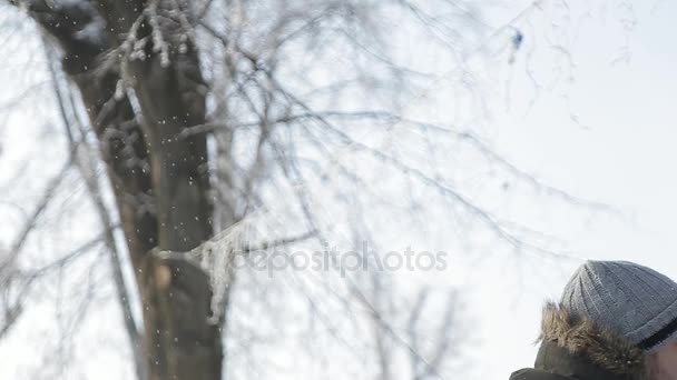 Paseo romántico de una pareja en un parque de nieve en un maravilloso clima de invierno — Vídeo de stock