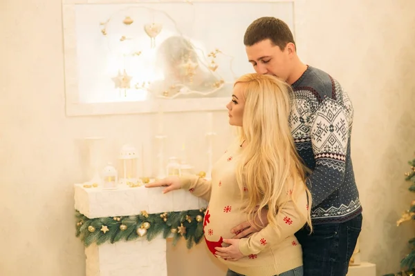 Güzel örgü kazak Noel tatili beklentisiyle Yong fimily