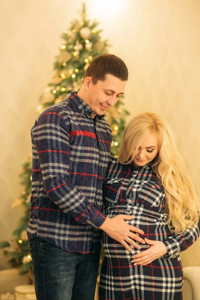 Yong fimily in mooie gebreide truien in afwachting van de kerstvakantie — Stockfoto