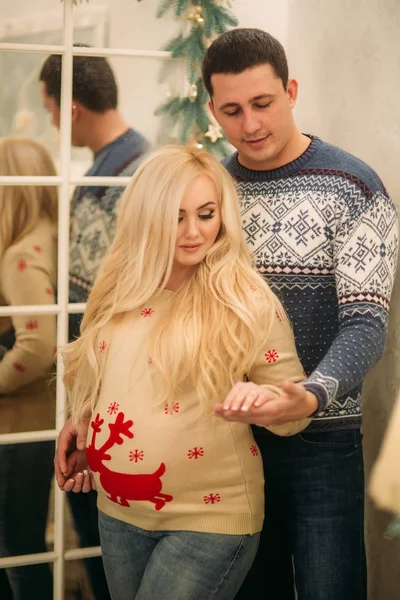 Ен Фиг в красивых вязаных свитерах в преддверии рождественских праздников — стоковое фото