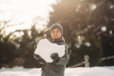 Küçük bir çocuk kış hava Parkta yürüyüşleri, oyun snowballs ve sevindiler. Noel ruh için bekliyor
