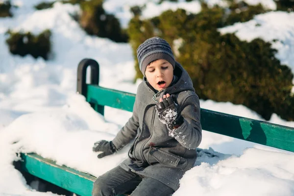 Un ragazzo riscalda le mani dal freddo in inverno — Foto Stock