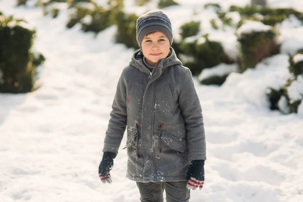 Em tempo de inverno perfeito o rapaz posa ao fotógrafo — Fotografia de Stock