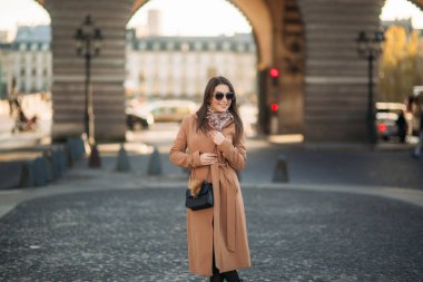 Fotoğrafçısına poz ceket şık kız