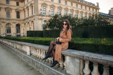 Fotoğrafçısına poz ceket şık kız