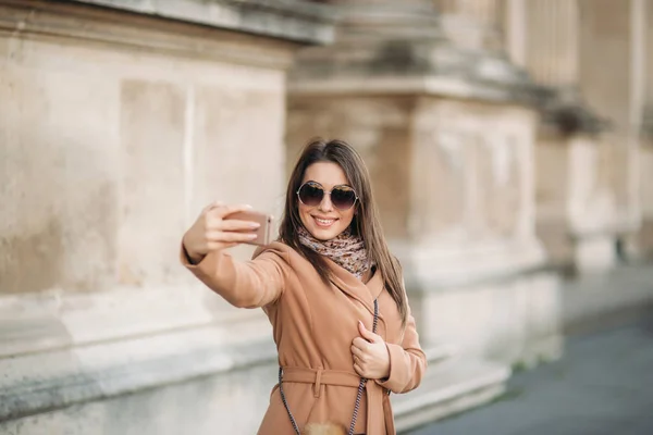 Hermosa chica en gafas de sol hacer foto en el teléfono inteligente. selfie —  Fotos de Stock