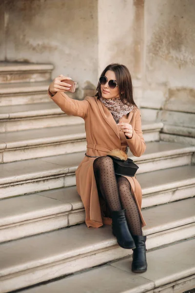 Belle fille en lunettes de soleil faire des photos sur smartphone. selfie — Photo