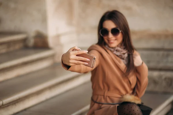 Mooi meisje in zonnebril Maak foto op smartphone. selfie — Stockfoto