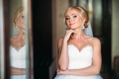 Fotoğrafçılara poz weddind elbiseli güzel gelin