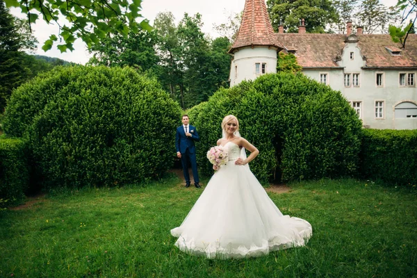 Ett älskande par promenader i höst i parken. Bröllopsdag för brudgummen och bruden — Stockfoto