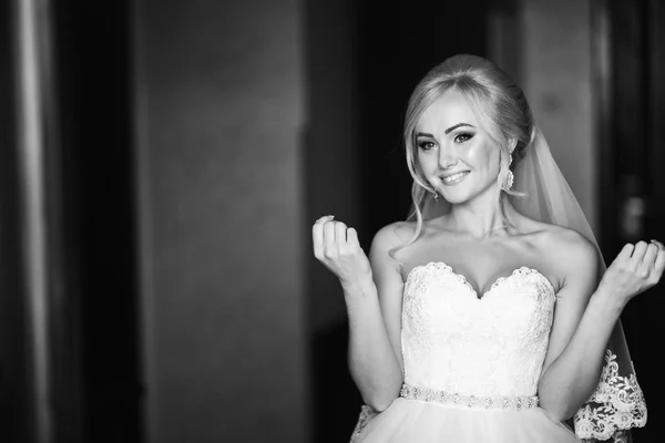 Schöne Braut in Hochzeitskleid posiert für Fotografen. schwarz-weiß — Stockfoto