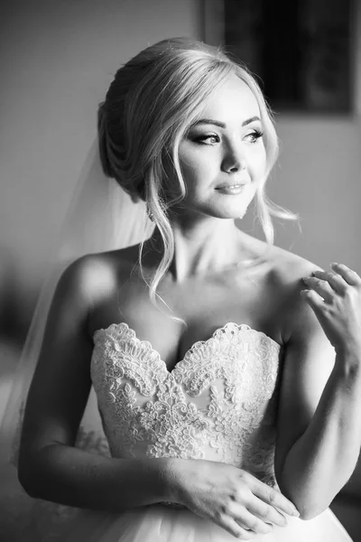 Schöne Braut in Hochzeitskleid posiert für Fotografen. schwarz-weiß — Stockfoto