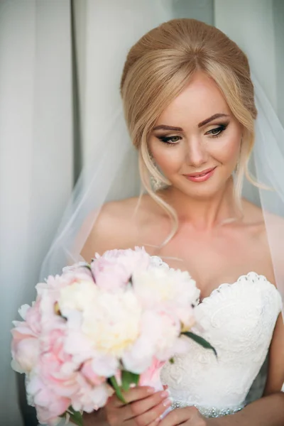 Schöne Braut im Hochzeitskleid posiert für Fotograf — Stockfoto