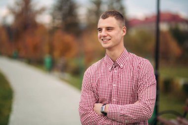 Bir telefonu kullanarak bir Kareli gömlekli şık adam