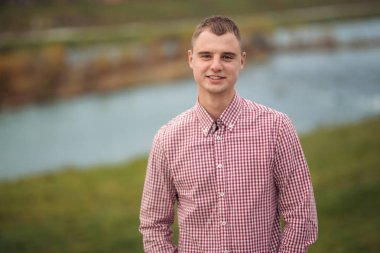 Bir telefonu kullanarak bir Kareli gömlekli şık adam