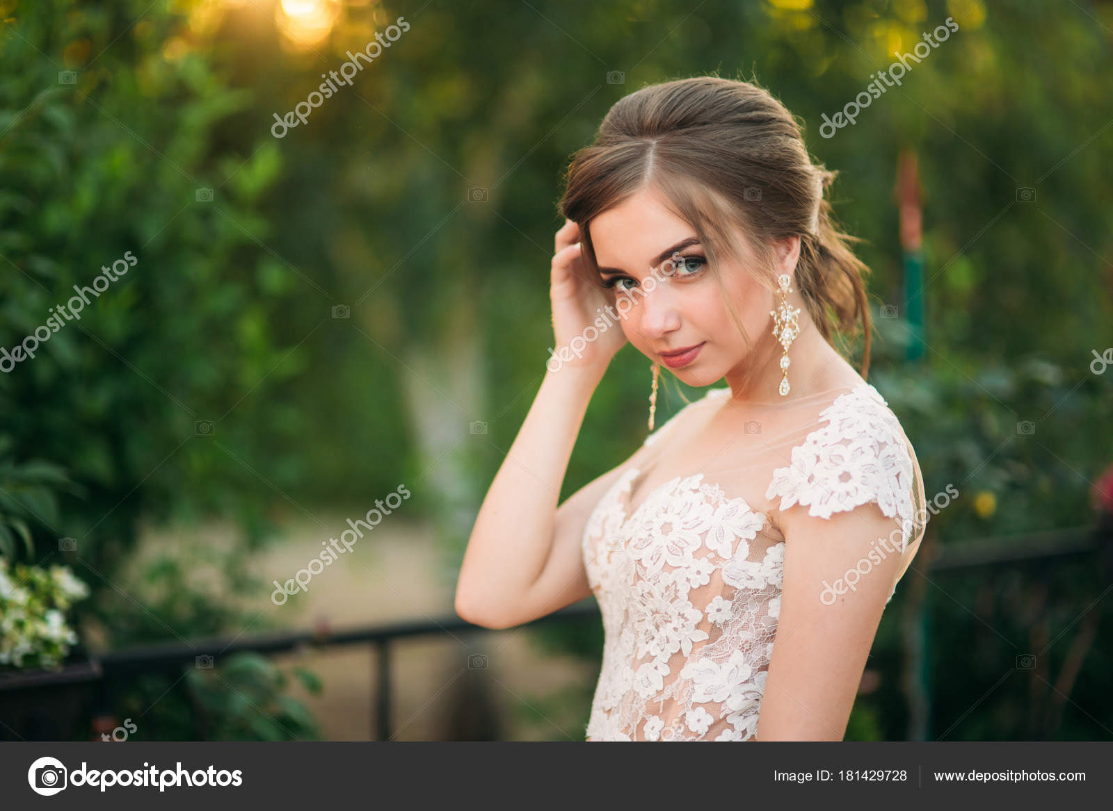Jeune Fille En Robe De Mariée Dans Le Parc Posant Pour Le