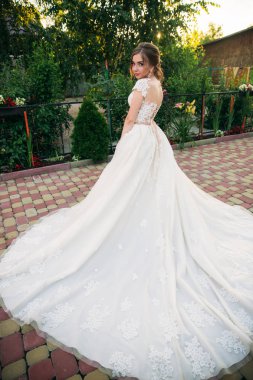 Genç kız gelinlik fotoğrafçısına poz Park. Güneşli havalarda, yaz